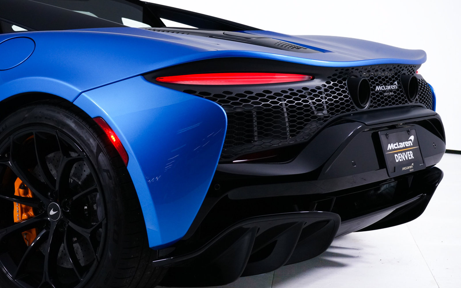 Used 2024 McLaren Artura RWD image 16
