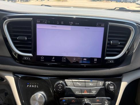 Used 2023 Chrysler Pacifica Touring-L FWD image 20
