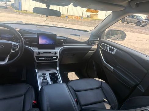 Used 2023 Ford Explorer XLT w/ Equipment Group 202A AWD/4WD image 21