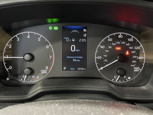 Used 2025 Toyota Corolla Cross LE image 9