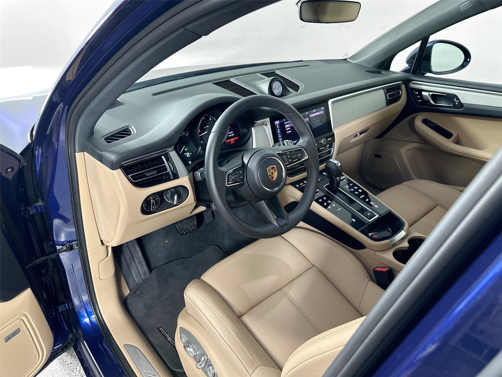 Certified 2024 Porsche Macan AWD/4WD image 4