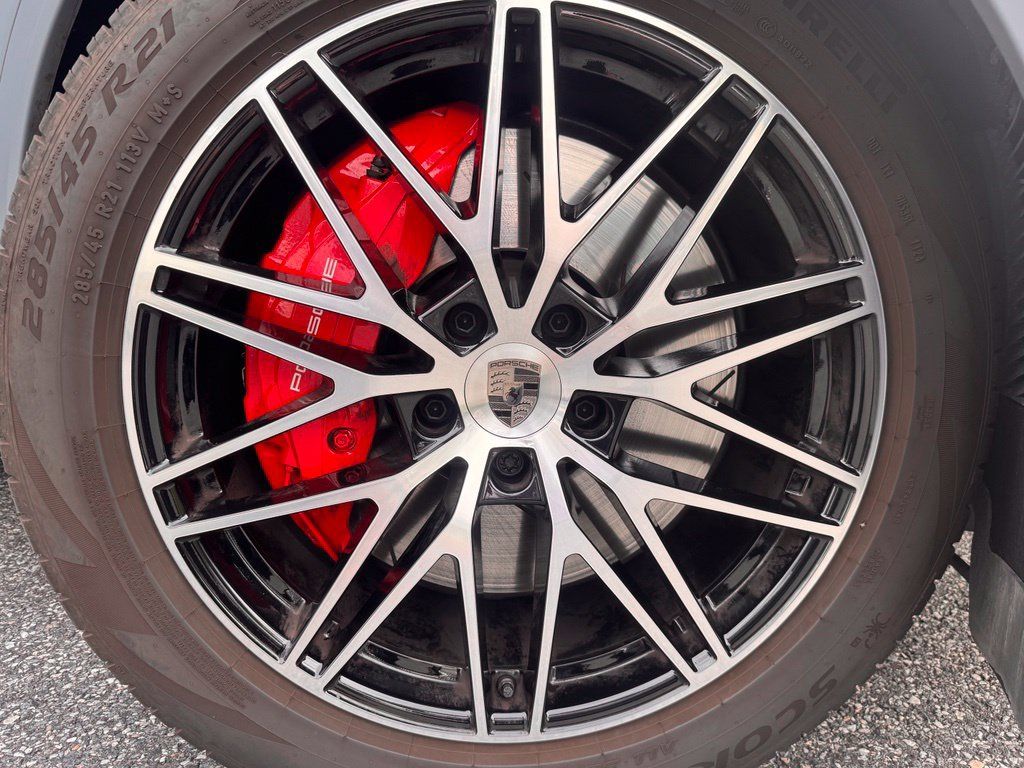 Certified 2025 Porsche Cayenne Turbo AWD/4WD image 14