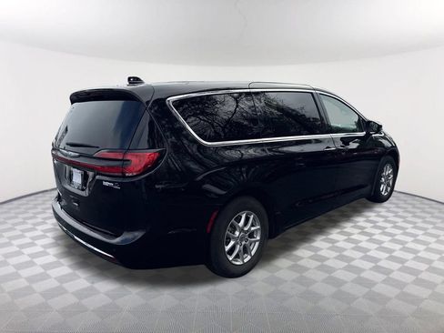 Used 2024 Chrysler Pacifica Touring-L FWD image 5