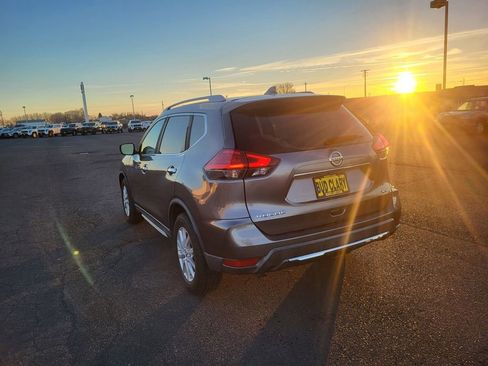 Used 2017 Nissan Rogue SV image 3