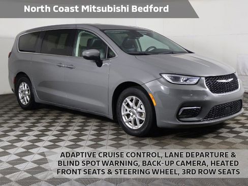 Used 2023 Chrysler Pacifica Touring-L image 1