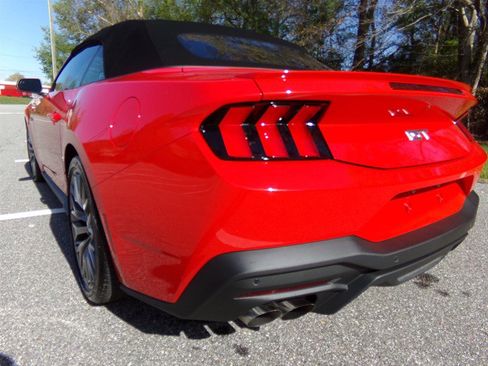 Used 2025 Ford Mustang GT Premium image 12