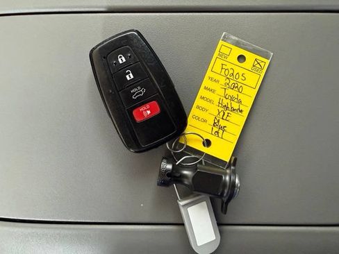 Used 2020 Toyota Highlander XLE FWD image 38