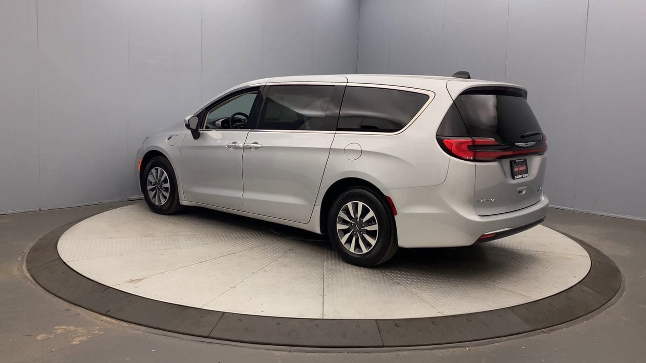 Used 2023 Chrysler Pacifica Touring-L FWD image 3