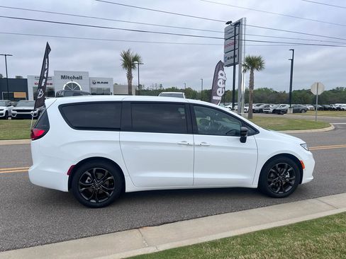 New 2026 Chrysler Pacifica Select image 4