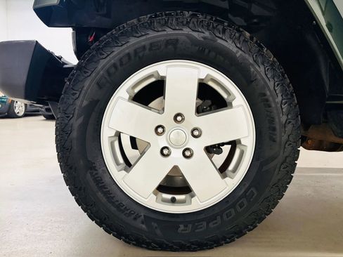 Used 2011 Jeep Wrangler Unlimited Sahara w/ Dual Top Group AWD/4WD image 24