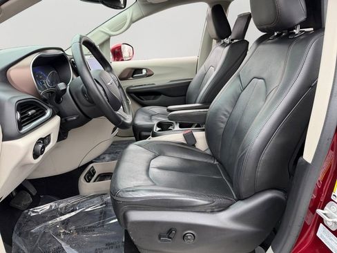 Used 2017 Chrysler Pacifica Touring-L Plus w/ Tire & Wheel Group image 15