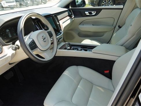 Used 2022 Volvo S60 B5 Momentum w/ Premium Package image 16