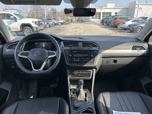 Used 2022 Volkswagen Tiguan SE w/ Panoramic Sunroof Package image 9