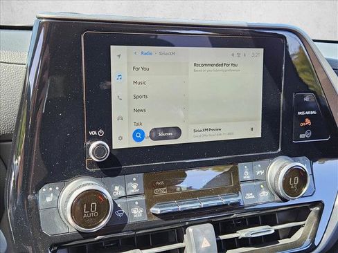 Used 2023 Toyota Highlander XLE FWD image 13