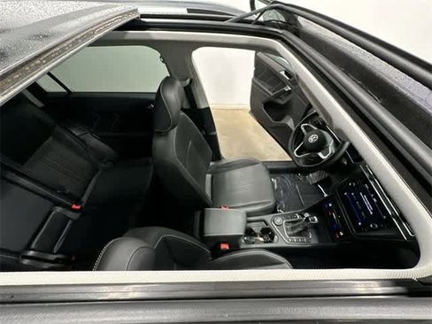 Certified 2022 Volkswagen Tiguan SE w/ Panoramic Sunroof Package image 7