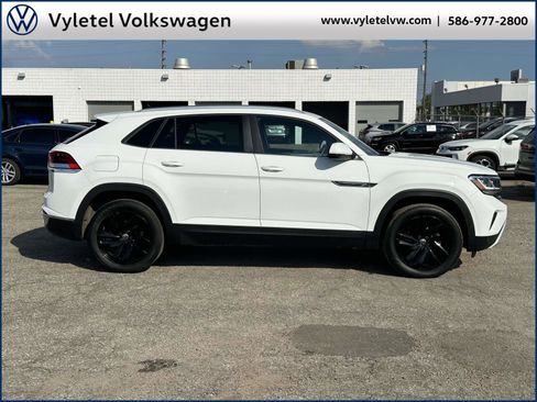 Certified 2023 Volkswagen Atlas Cross Sport SE image 2