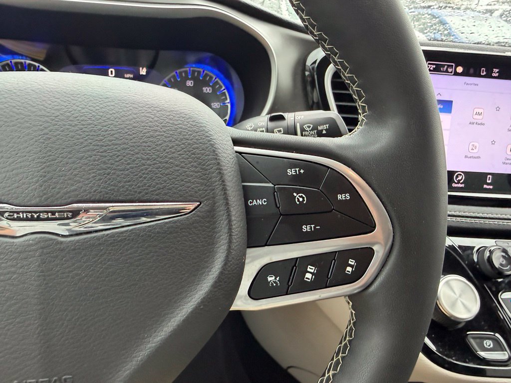 Used 2023 Chrysler Pacifica Touring-L AWD/4WD image 24