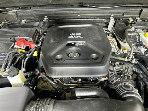 Used 2023 Jeep Wrangler Unlimited Sahara AWD/4WD image 9