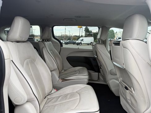 Used 2018 Chrysler Pacifica Limited image 34