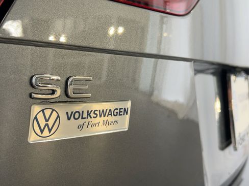 Used 2024 Volkswagen Tiguan SE image 37