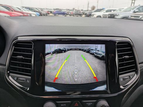 Used 2022 Jeep Grand Cherokee Laredo X image 17