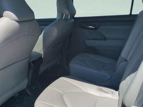 Used 2023 Toyota Highlander XLE image 12