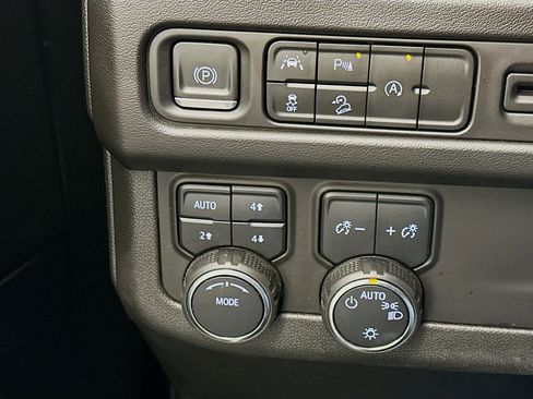 Used 2024 Chevrolet Tahoe Premier AWD/4WD image 17