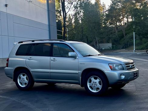 Used 2005 Toyota Highlander 2WD V6 w/ 3rd Row image 1