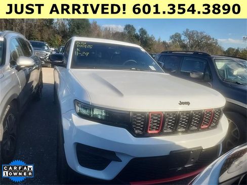 Used 2025 Jeep Grand Cherokee Altitude image 16