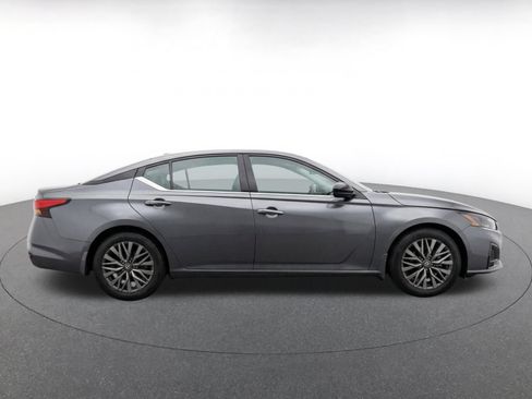 Used 2025 Nissan Altima 2.5 SV FWD image 10