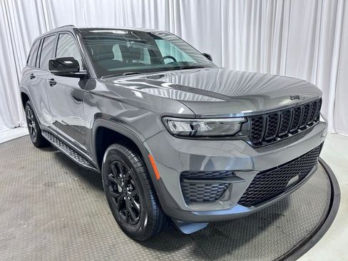 Used 2025 Jeep Grand Cherokee Altitude AWD/4WD image 23