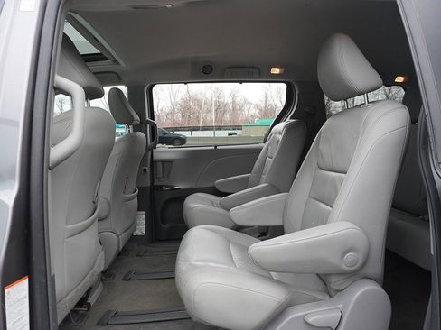 Used 2018 Toyota Sienna XLE w/ XLE Navigation Package image 38