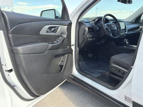 Used 2021 Chevrolet Traverse LT image 17