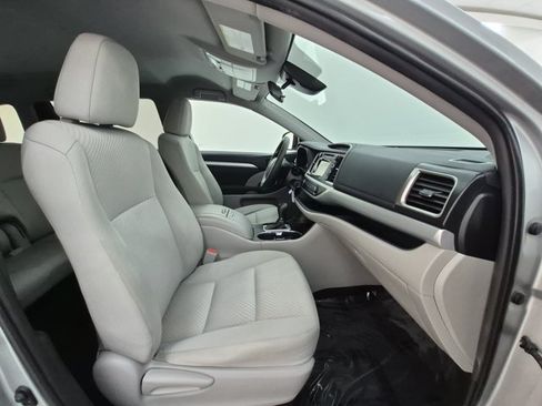 Used 2019 Toyota Highlander LE FWD image 23