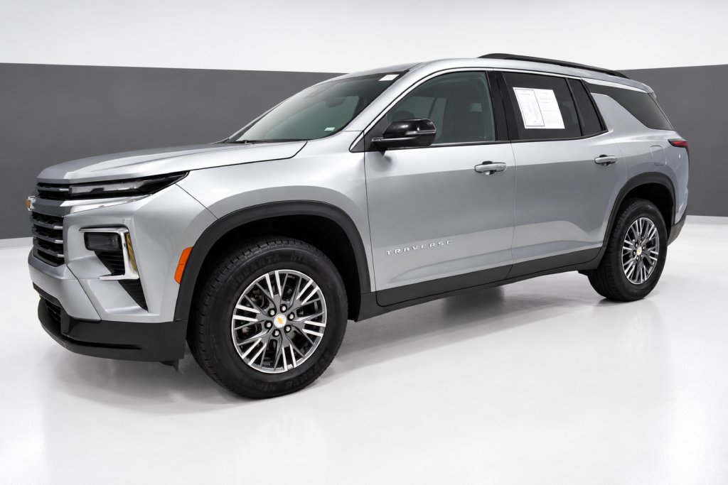 Used 2025 Chevrolet Traverse LT FWD image 2
