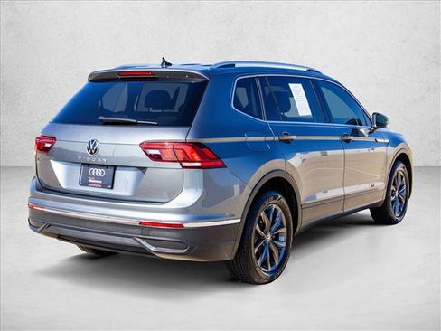 Used 2023 Volkswagen Tiguan SE w/ Panoramic Sunroof Package FWD image 5