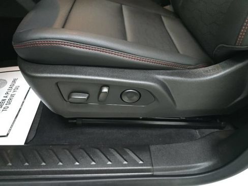 Used 2025 Chevrolet Colorado Z71 w/ Z71 Convenience Package 2 AWD/4WD image 17