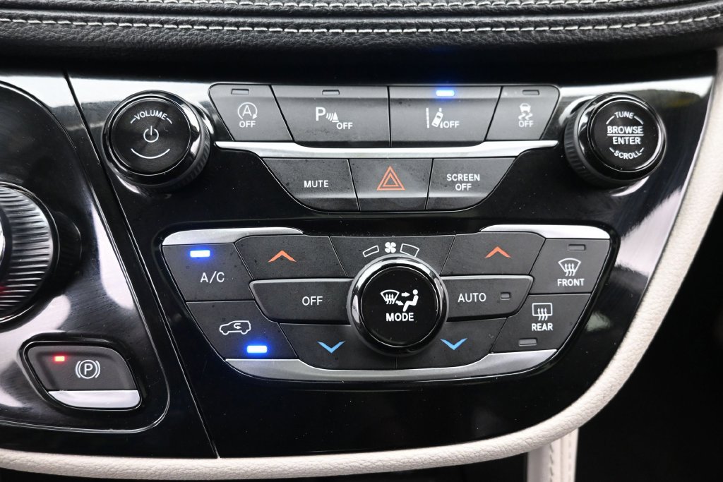 Used 2024 Chrysler Pacifica Limited FWD image 22