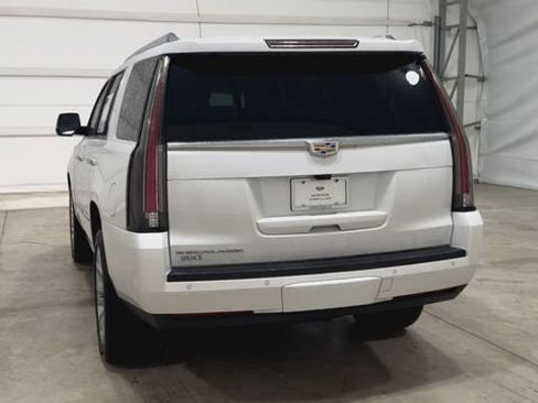 Used 2018 Cadillac Escalade Platinum RWD image 3