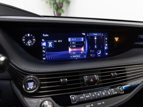 Used 2020 Lexus LS 500 w/ Accessory Package (Z2) image 19