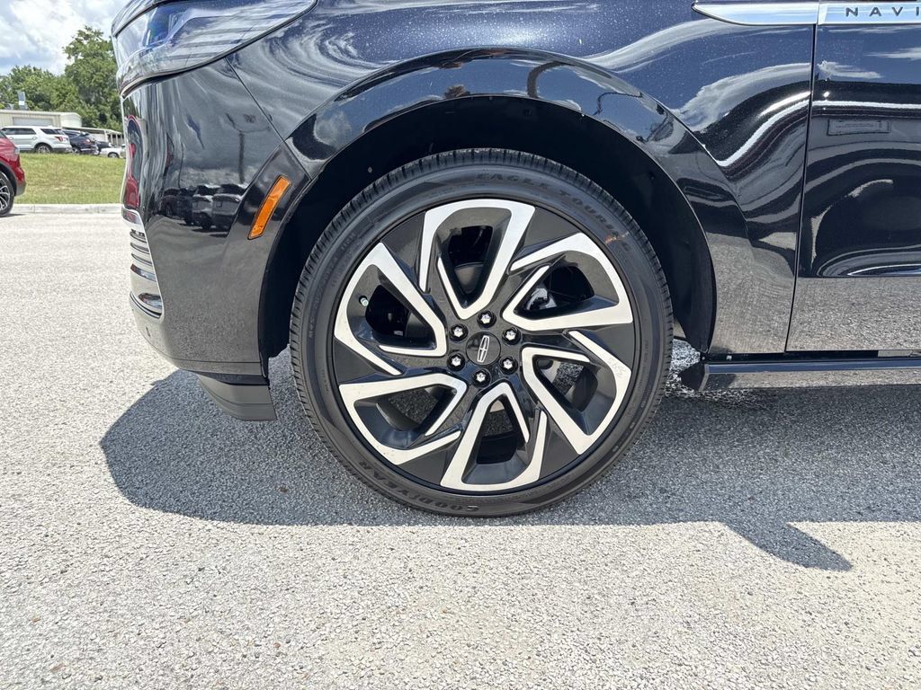 New 2026 Lincoln Navigator Reserve AWD/4WD image 9