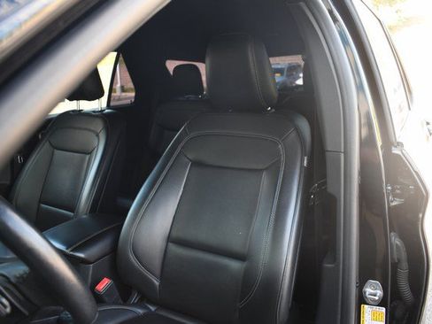 Used 2020 Ford Explorer XLT w/ Equipment Group 202A AWD/4WD image 17