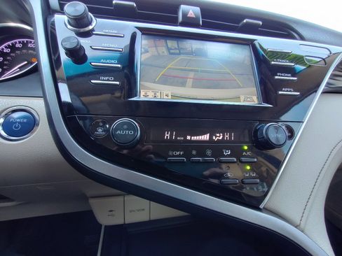 Used 2018 Toyota Camry XLE image 19