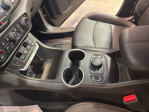 Used 2019 GMC Terrain SLT w/ Preferred Package FWD image 18