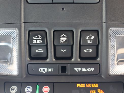 Used 2023 Chevrolet Traverse Premier AWD/4WD image 28