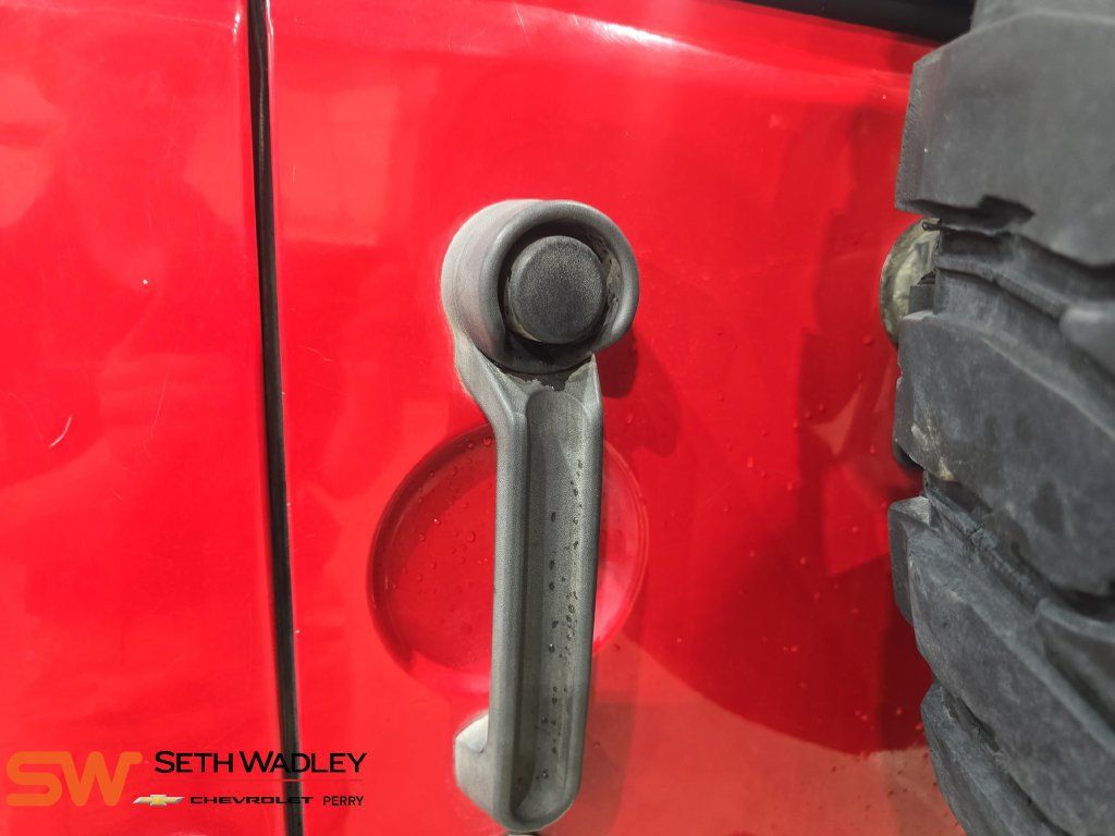 Used 2015 Jeep Wrangler Unlimited Sahara w/ Connectivity Group AWD/4WD image 13