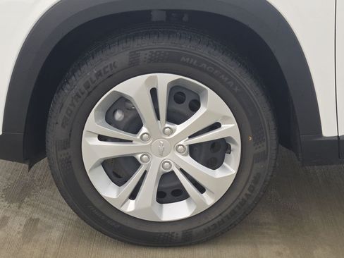 Used 2025 Chevrolet Trax LS FWD image 9