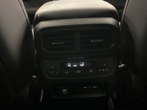 Used 2025 Honda Pilot Black Edition image 32