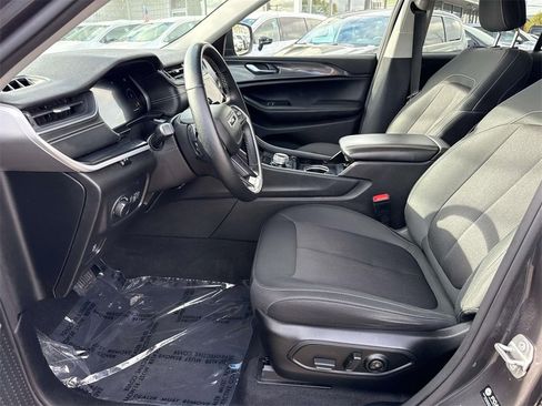 Used 2022 Jeep Grand Cherokee Laredo w/ Luxury Tech Group I image 23