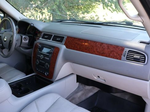 Used 2008 Chevrolet Suburban LT w/ LT Preferred Equipment Group AWD/4WD image 17